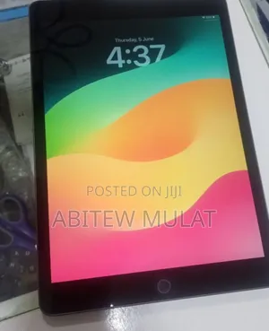 Photo - New Apple iPad 10.2 (2019) 256 GB Red