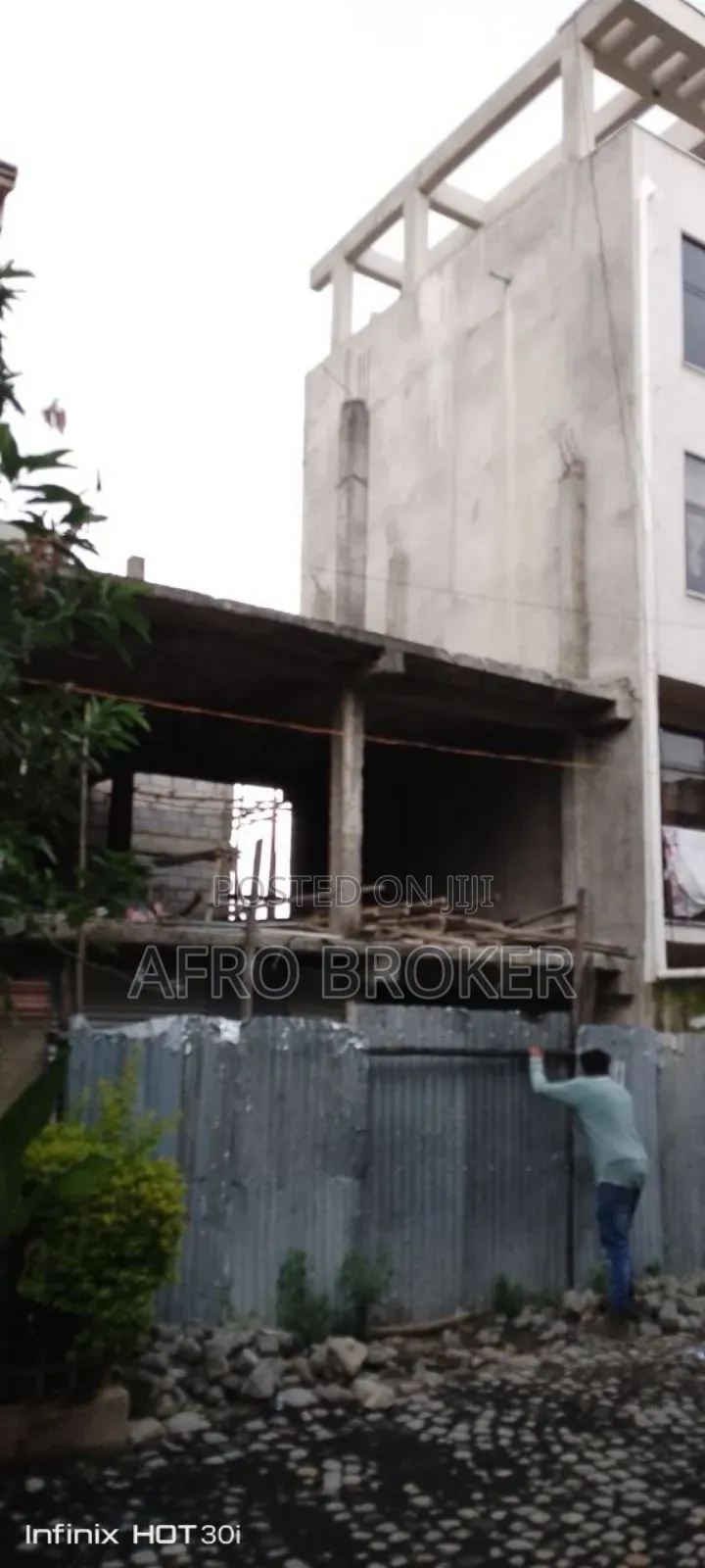 5bdrm House in ቫርኔሮ, Nifas Silk-Lafto for sale