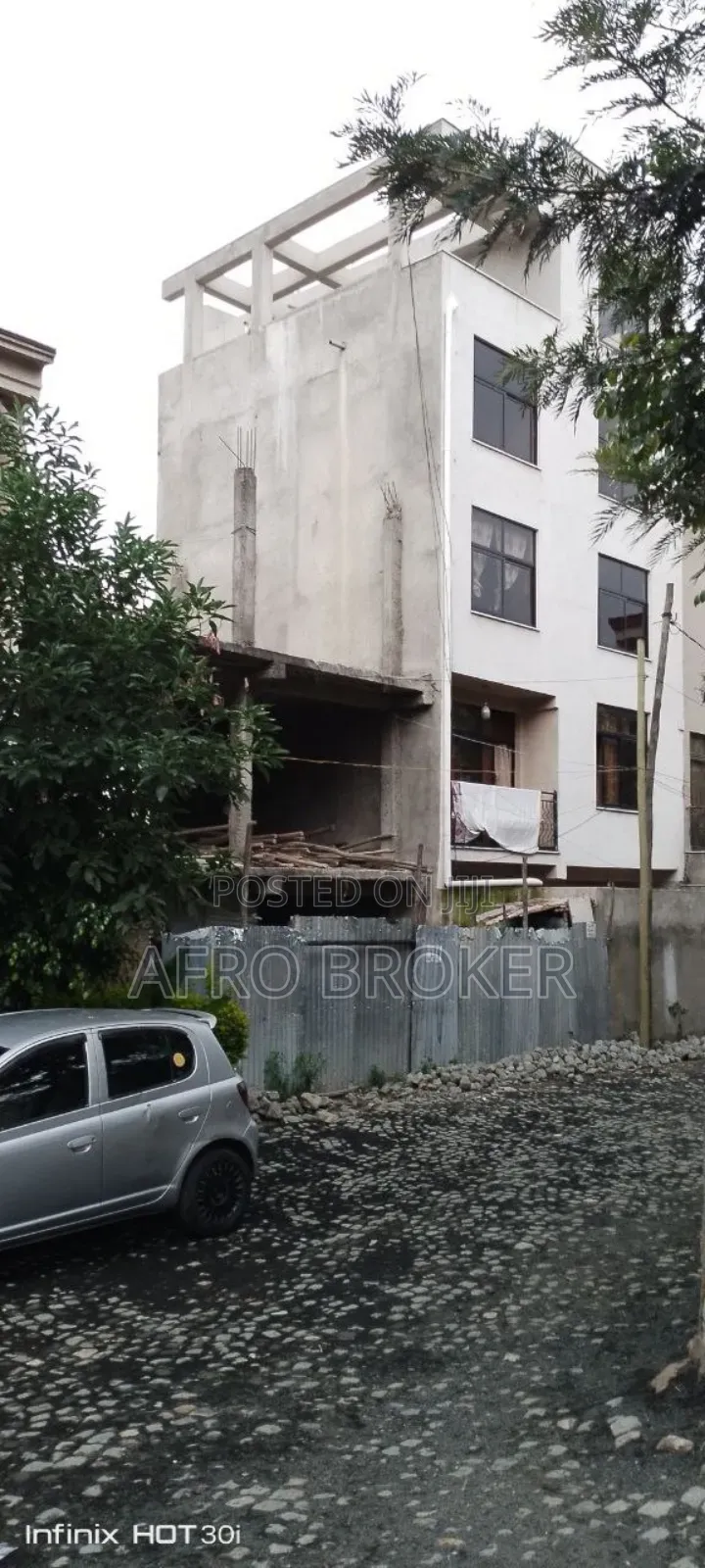 5bdrm House in ቫርኔሮ, Nifas Silk-Lafto for sale