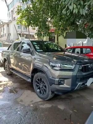 Photo - Toyota Hilux 2022 Green