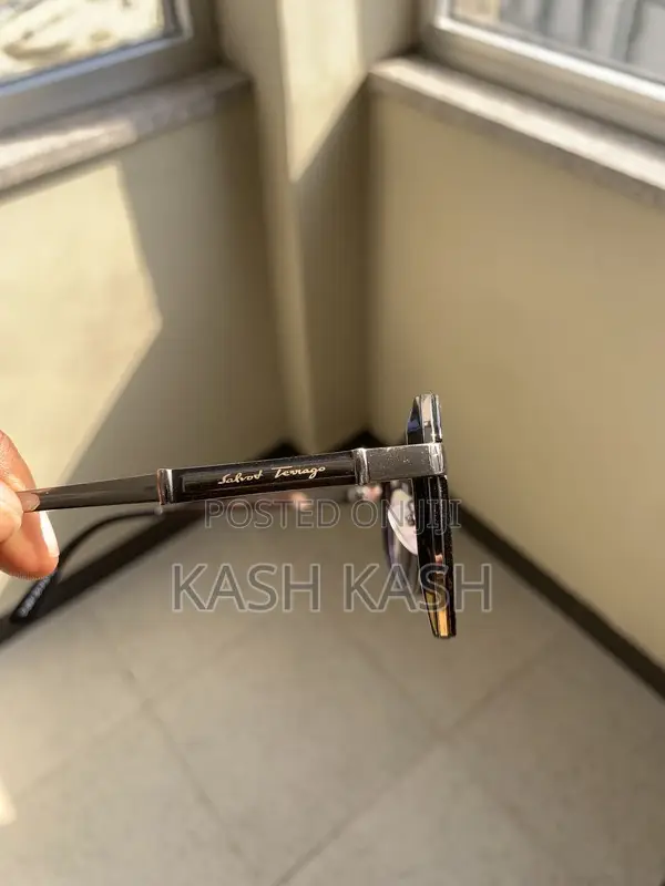 Stylish Aviator Sunglasses - Sleek Design