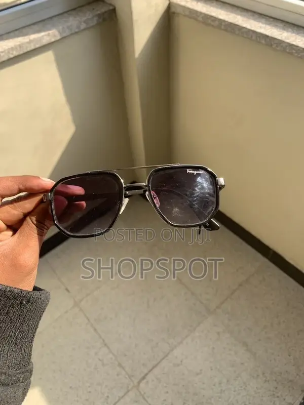 Stylish Aviator Sunglasses - Sleek Design
