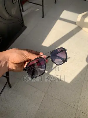 Stylish Aviator Sunglasses - Sleek Design