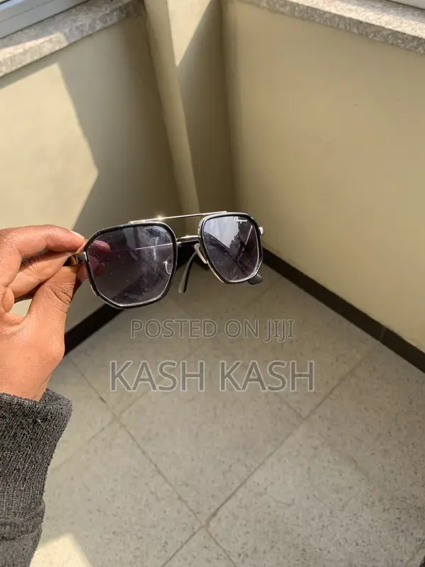 Stylish Aviator Sunglasses - Sleek Design