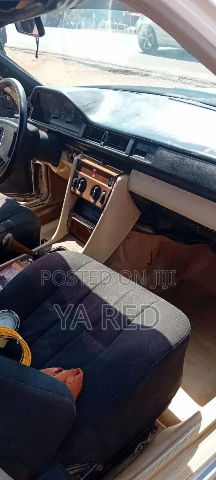 Mercedes-Benz 230E 1987 White