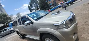 Photo - Toyota Hilux 2012 Gold