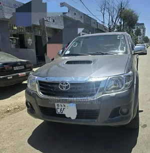 Photo - Toyota Hilux 2014 Gray