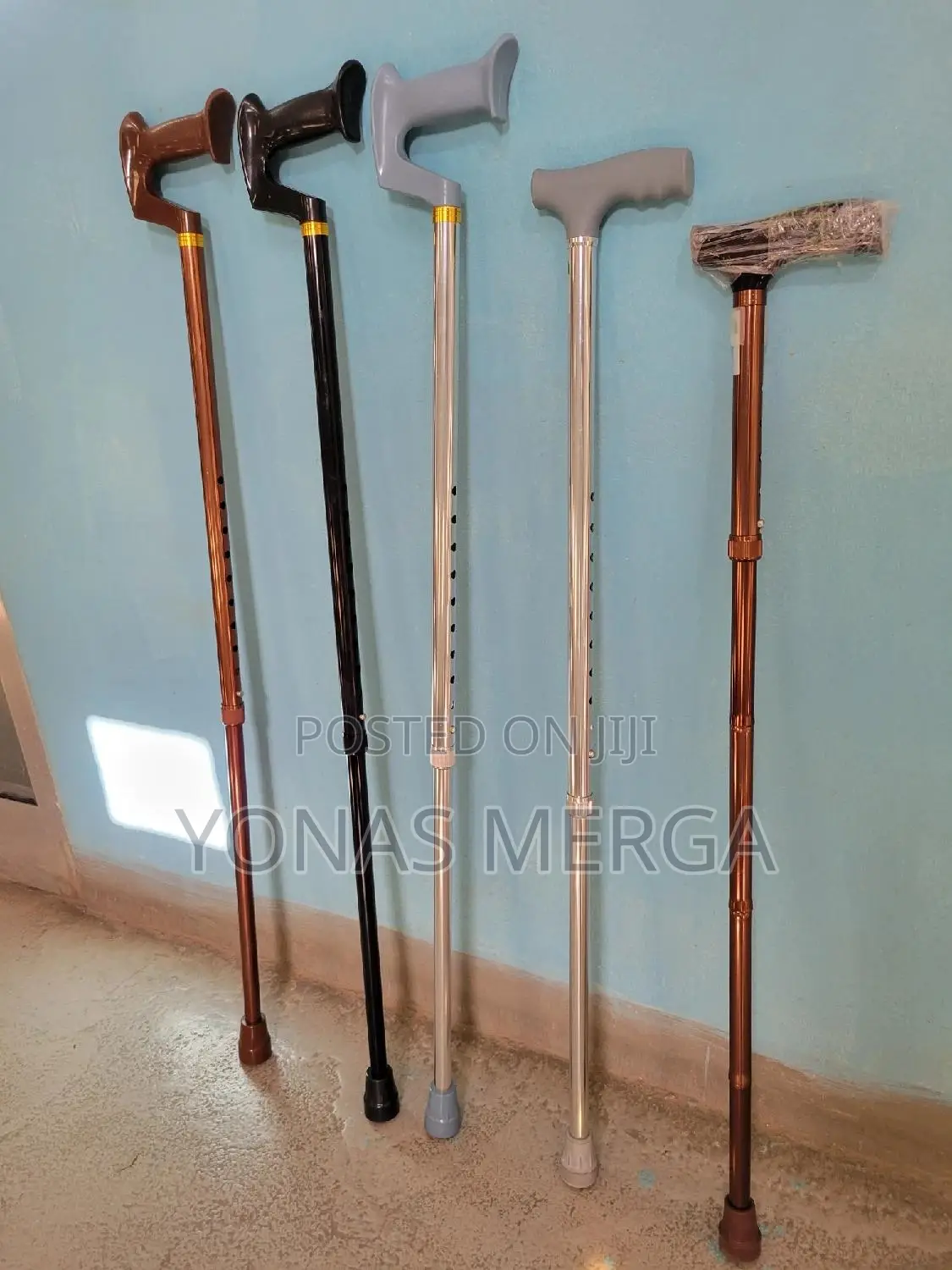 Walking Cane Handle Is Made of Silicone, With a Comfortably