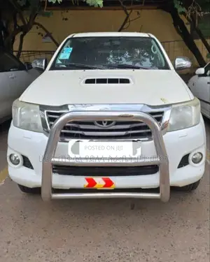 Photo - Toyota Hilux 2015 Ivory