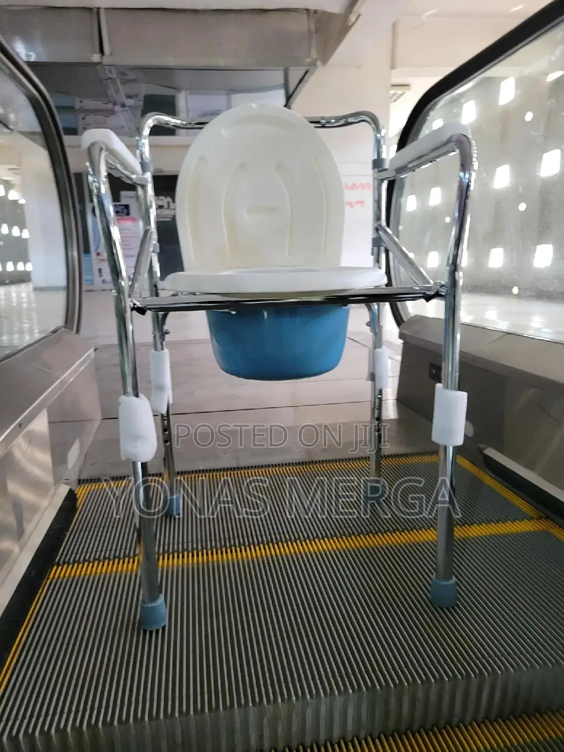 Toilet/Commode Chair聆provides a Sale, Easy And爭mobile Toilet