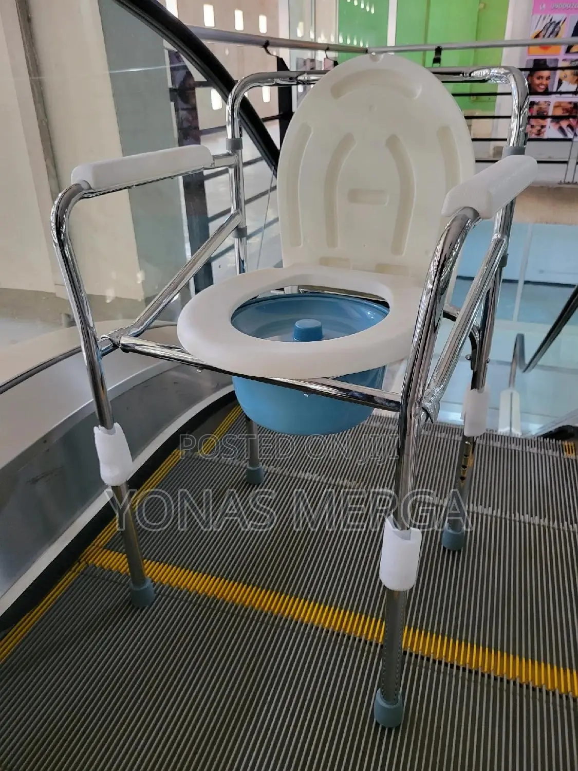 Commode Chair//Bucket
With Cutout Seatه冉bathroom for Elderly