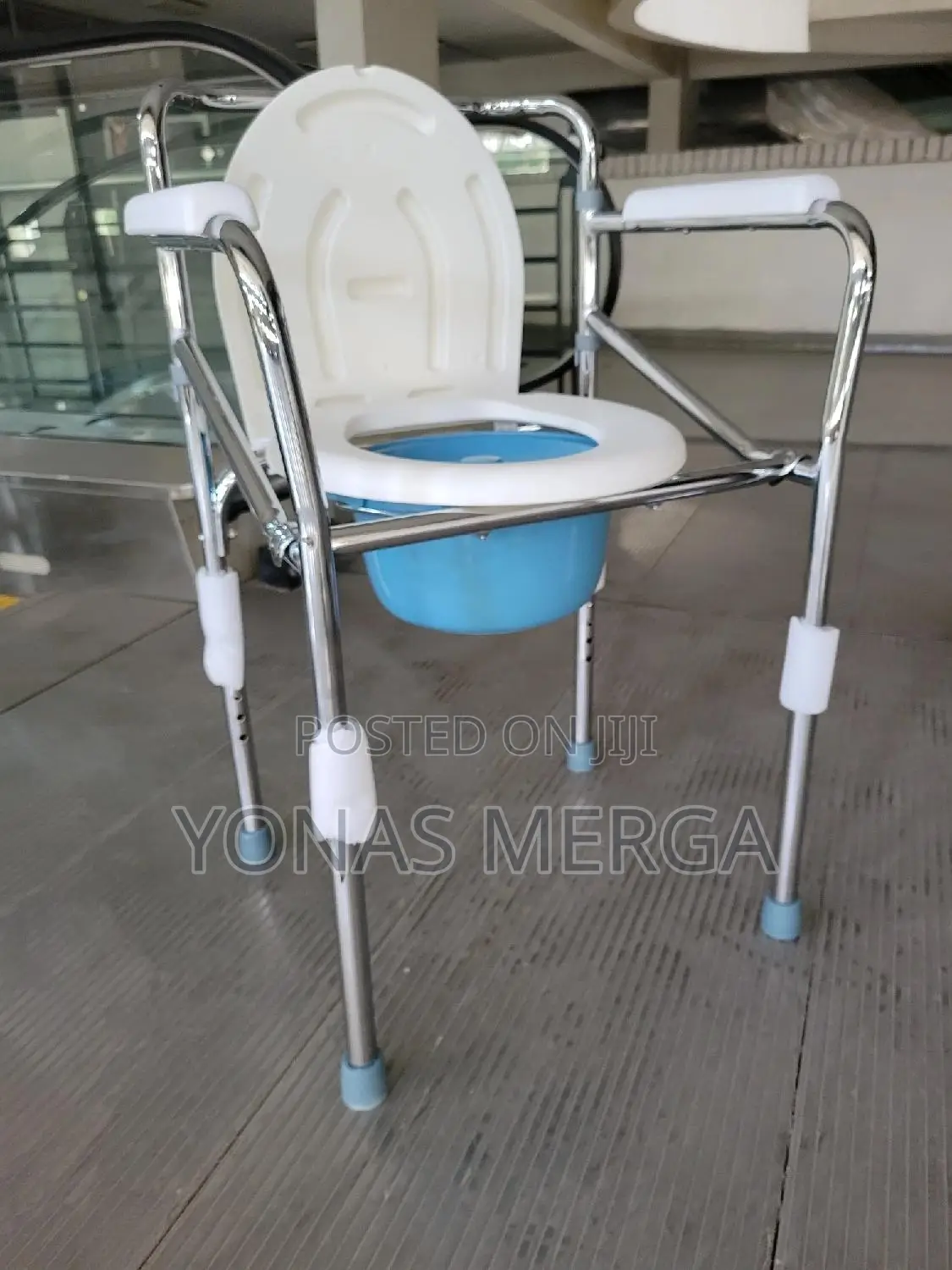 Pot/Ully Foldable Commode Chair That Can Be Used in Any Area
