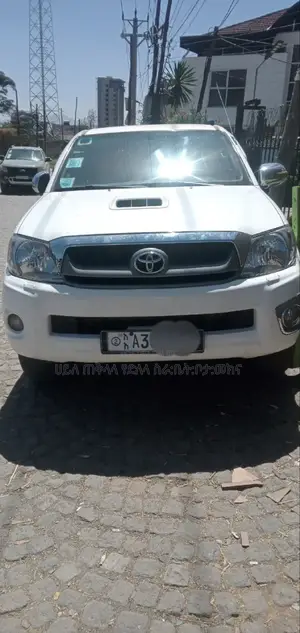 Photo - Toyota Hilux 2012 White