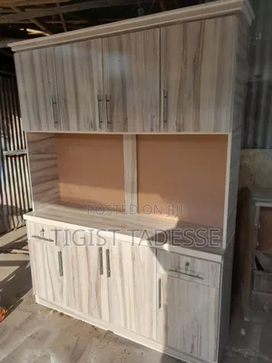 Photo - ኪችን ካቢኔት ሜትር ከ ሀምሳ ተነቃቃይ እና ተንቀሳቃሽ በላምኔት የተሠራ