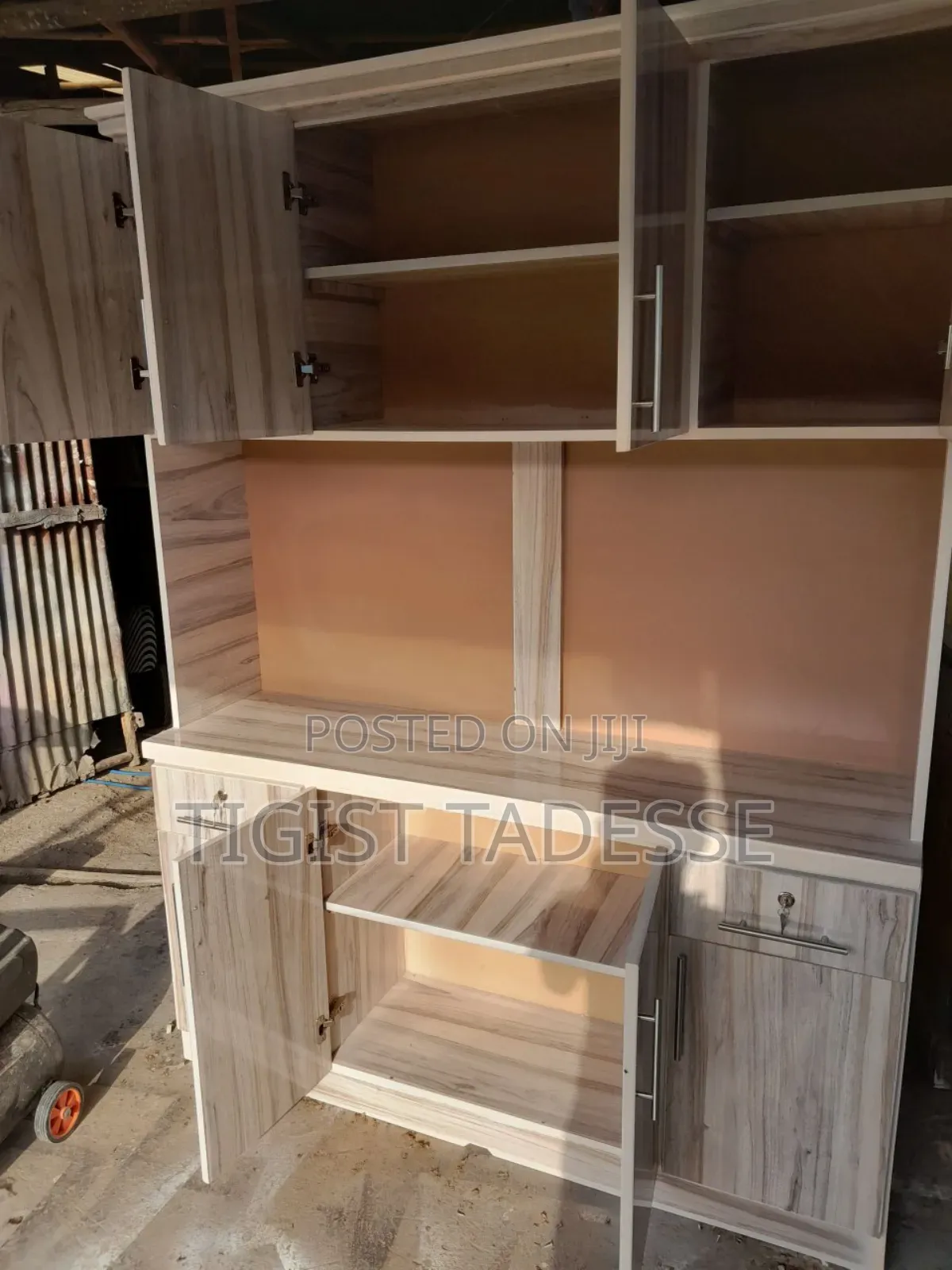 ኪችን ካቢኔት ሜትር ከ ሀምሳ ተነቃቃይ እና ተንቀሳቃሽ በላምኔት የተሠራ