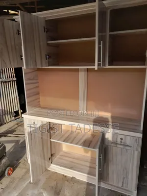 ኪችን ካቢኔት ሜትር ከ ሀምሳ ተነቃቃይ እና ተንቀሳቃሽ በላምኔት የተሠራ