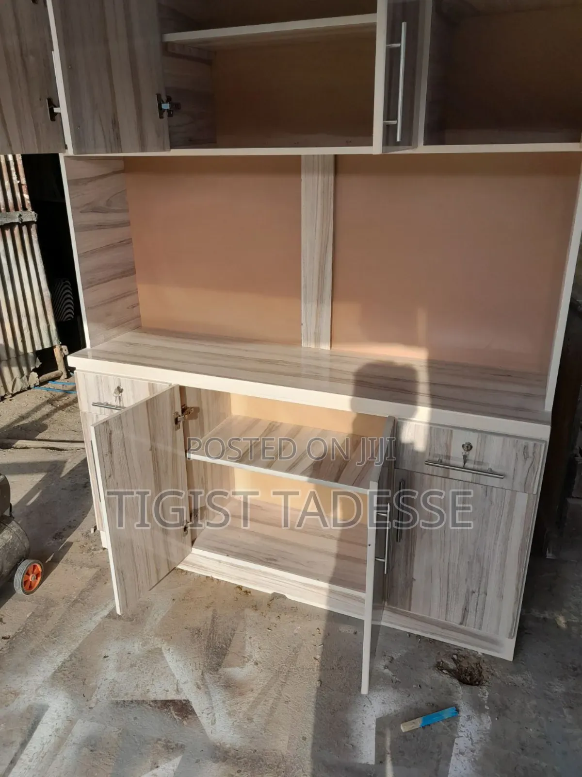 ኪችን ካቢኔት ሜትር ከ ሀምሳ ተነቃቃይ እና ተንቀሳቃሽ በላምኔት የተሠራ