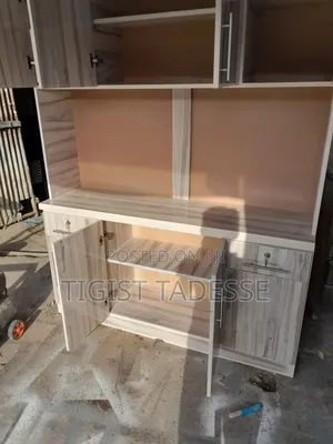 ኪችን ካቢኔት ሜትር ከ ሀምሳ ተነቃቃይ እና ተንቀሳቃሽ በላምኔት የተሠራ