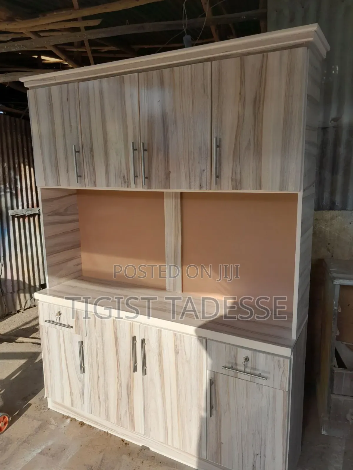 ኪችን ካቢኔት ሜትር ከ ሀምሳ ተነቃቃይ እና ተንቀሳቃሽ በላምኔት የተሠራ