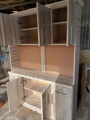 ኪችን ካቢኔት ሜትር ከ ሀምሳ ተነቃቃይ እና ተንቀሳቃሽ በላምኔት የተሠራ