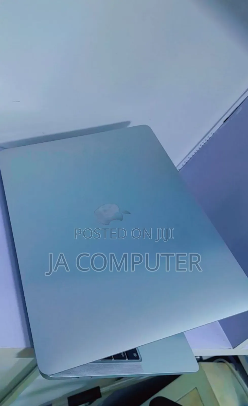 New Laptop Apple MacBook Pro 2022 M2 8GB Apple M2 SSD 512GB