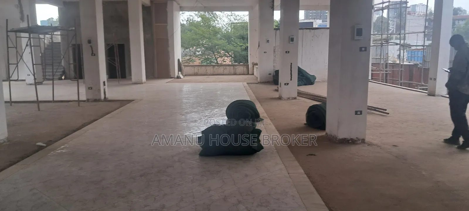 Urgently for Rent Show Room on the Ground Floor, Bole, Area.