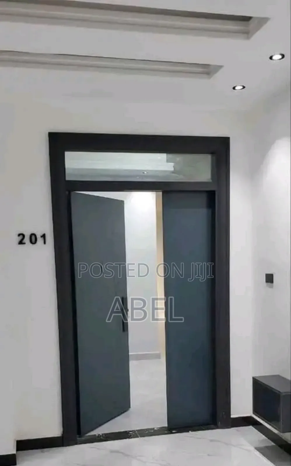 ለአፓርታማ Victor Security በር አለላቹ