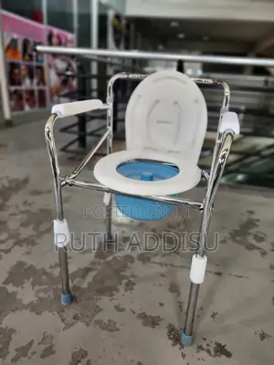 Photo - Commode Chair遊客toilet Chair走向commode Chair起來toilet Chair