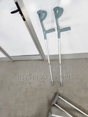 Photo - Crutches走了medical Equipment in Ethiopia起初commode.Ode Chair