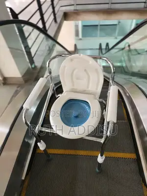 Photo - Commode Chair榮譽medical Toilet Chair和解crutches當時crutches