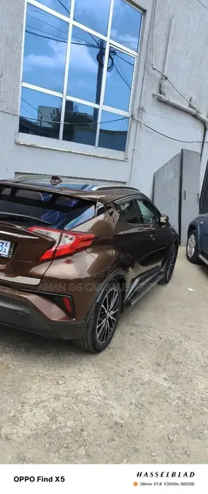 Photo - Toyota C-HR 2018 Gold