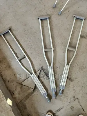 Photo - Bilateral Crutches半島left and Right Side Support Crutches