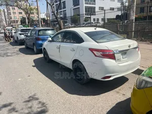 Toyota Yaris SE Hatchback 5dr 2015 White