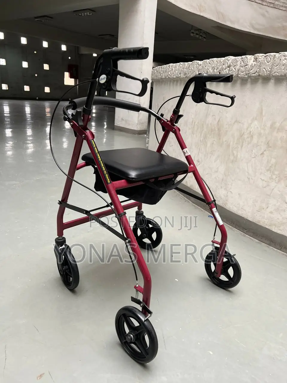 Walker With Seat Chair//መራመጃ እና መቀመጫ ወንበር አንድ ላይ የያዘ Walker