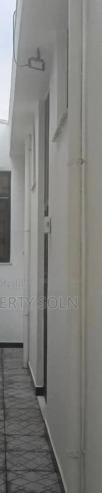 6bdrm House in Akaky Kaliti for sale