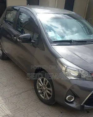 Photo - Toyota Yaris 2014 Gray