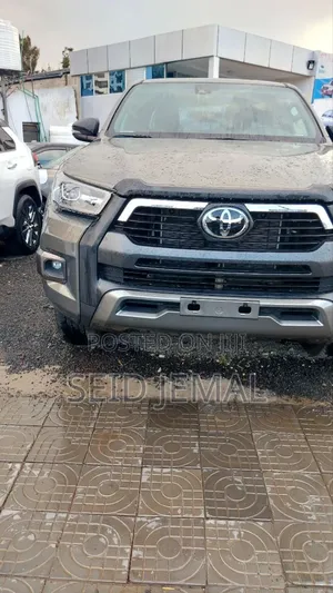 Photo - New Toyota Hilux 2022 Gray