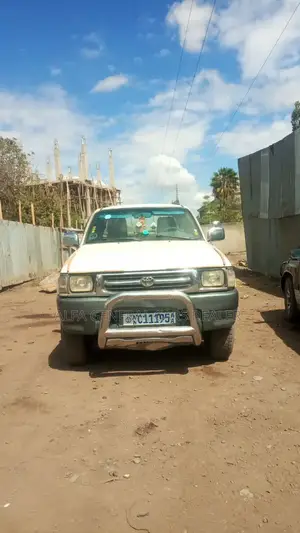 Photo - Toyota Hilux 2000 White