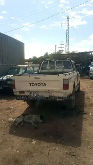 Toyota Hilux 2000 White
