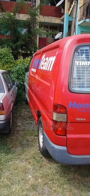 Toyota HiAce 2011 Red