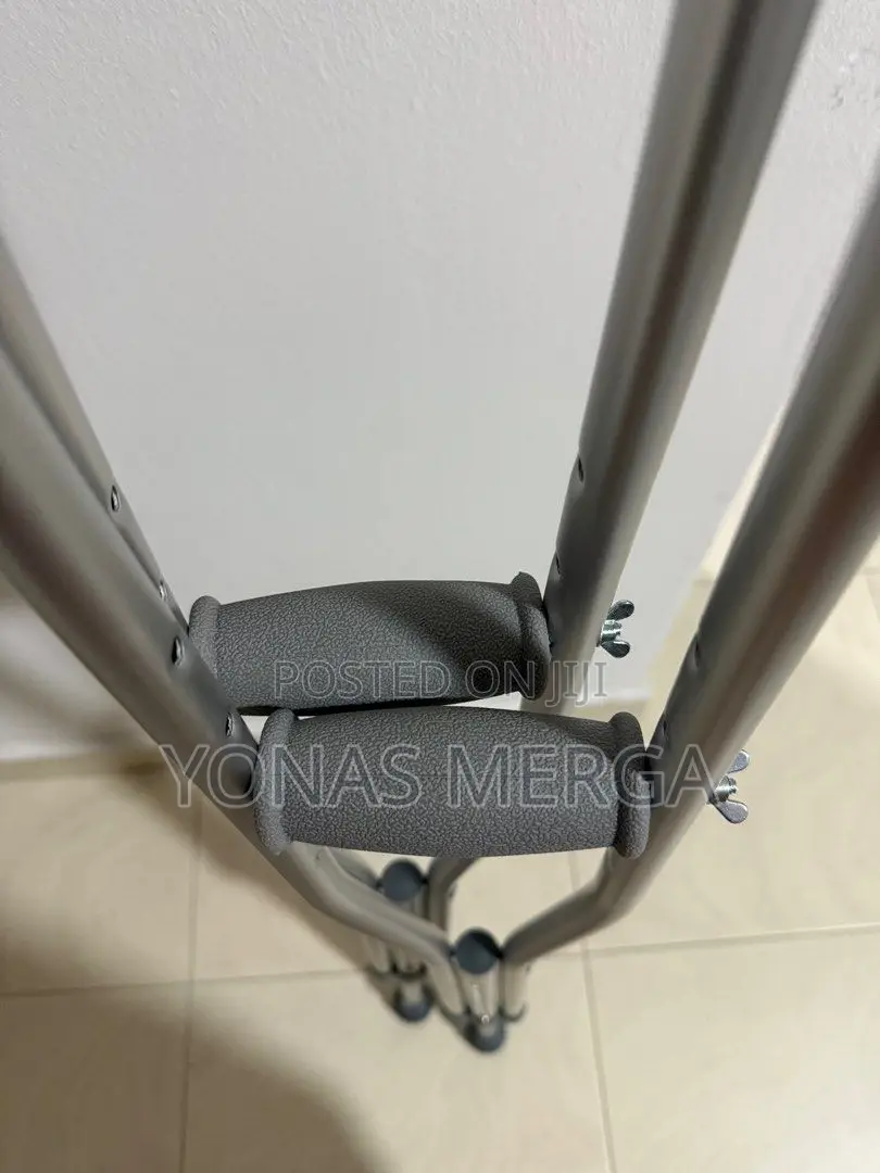 2pices Crutches挑ؤcrutches\\Move Both of the Crutches