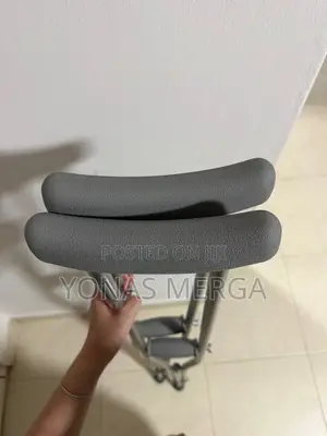 2pices Crutches挑ؤcrutches\\Move Both of the Crutches