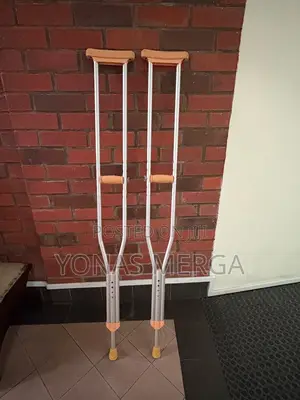 Photo - Underarm Broken Leg Crutches畇قavoid Weight-Bearing Crutches