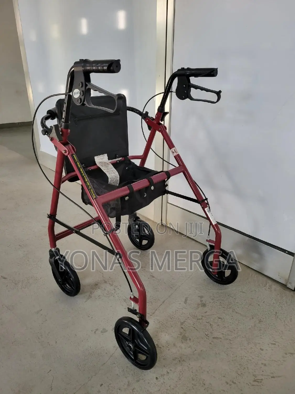 Walker 4 Wheeled Walking Aid Frameغ瑩features a Built-in Seat