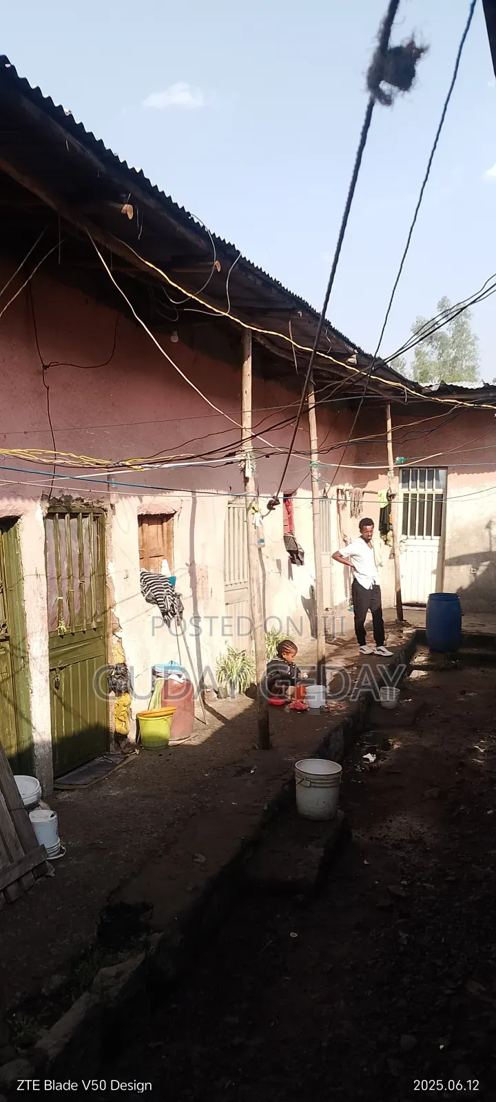 9bdrm House in Akaky Kaliti for sale