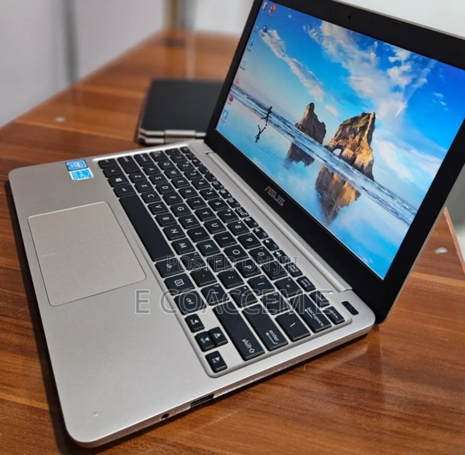 Laptop Asus 2GB Intel Xeon SSD 32GB