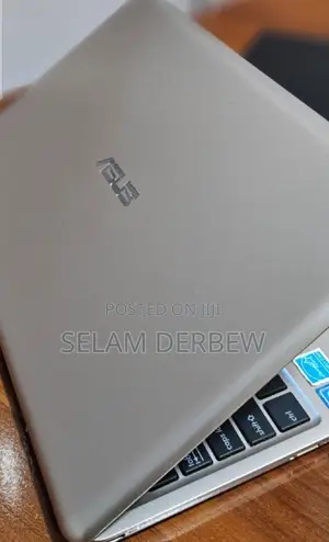 Laptop Asus 2GB Intel Core 2 Quad SSD 32GB