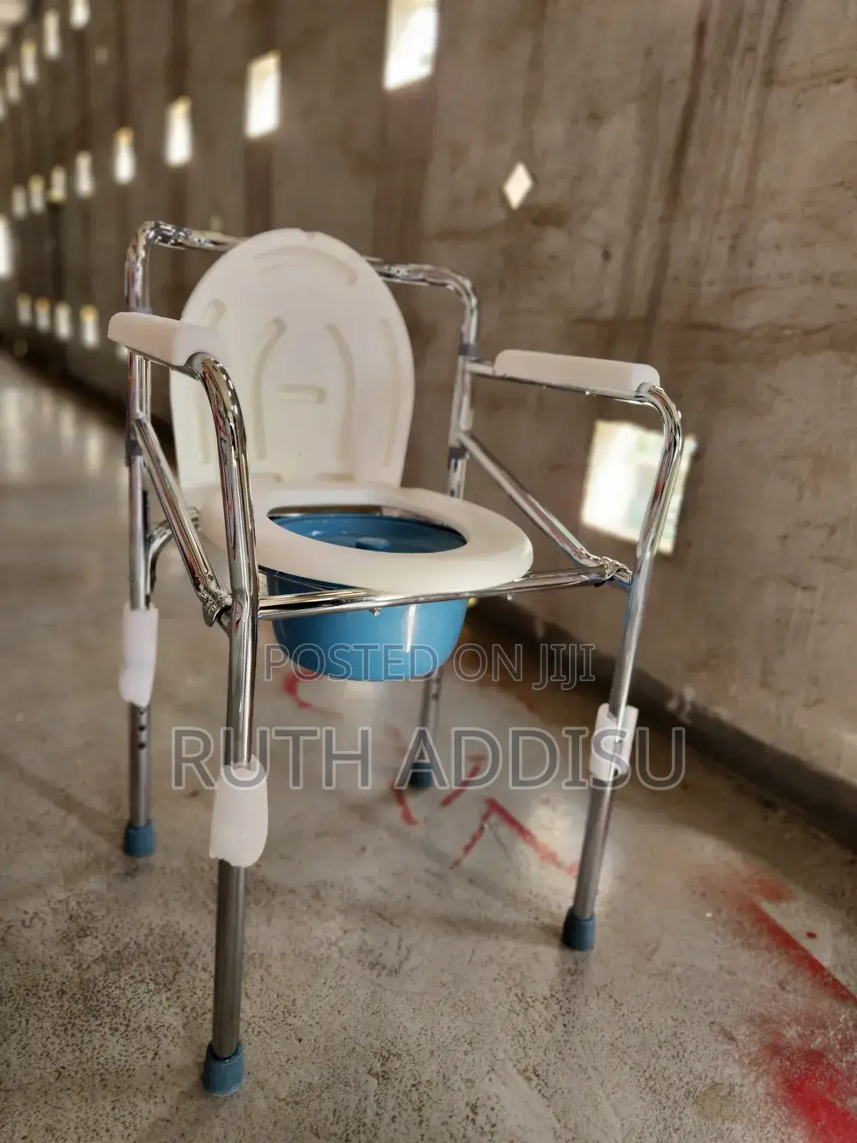 All-in-One Commode Toilet Chair With Soft Seat Bucket