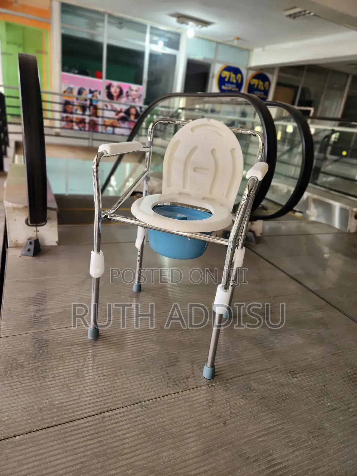 Portable Commode Chair With Armrest and Easy Cleaning