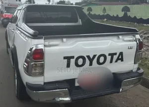 Toyota Hilux 2016 White